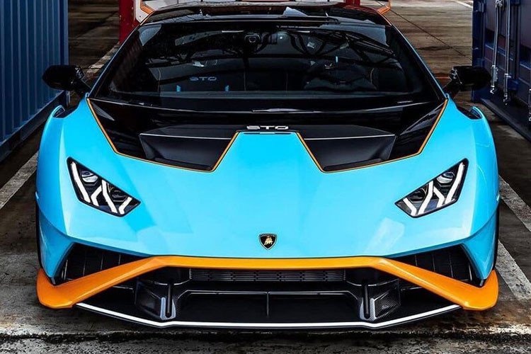 Chưa hết, siêu xe Lamborghini Huracan STO còn có màn hình giải trí lớn, vô lăng thiết kế lại và bảng đồng hồ theo phong cách xe đua. Lamborghini Huracan phiên bản STO sử dụng đến 75% là sợi carbon nên sở hữu trọng lượng chỉ ở mức 1.339 kg, nhẹ hơn Huracan Performante đến 43 kg.
