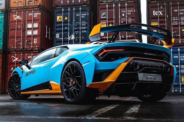 Sức mạnh của siêu xe Lamborghini Huracan STO vẫn đến từ khối động cơ V10, dung tích 5.2 lít, mang đến công suất tối đa 640 mã lực và mô-men xoắn cực đại 565 Nm tương tự như phiên bản Huracan EVO nhưng trải nghiệm lái, hệ thống treo được phát triển theo các mẫu xe đua. Huracan STO tăng tốc từ vị trí xuất phát lên 100 km/h chỉ trong thời gian 3 giây, trước khi đạt độ tối đa là 310 km/h.