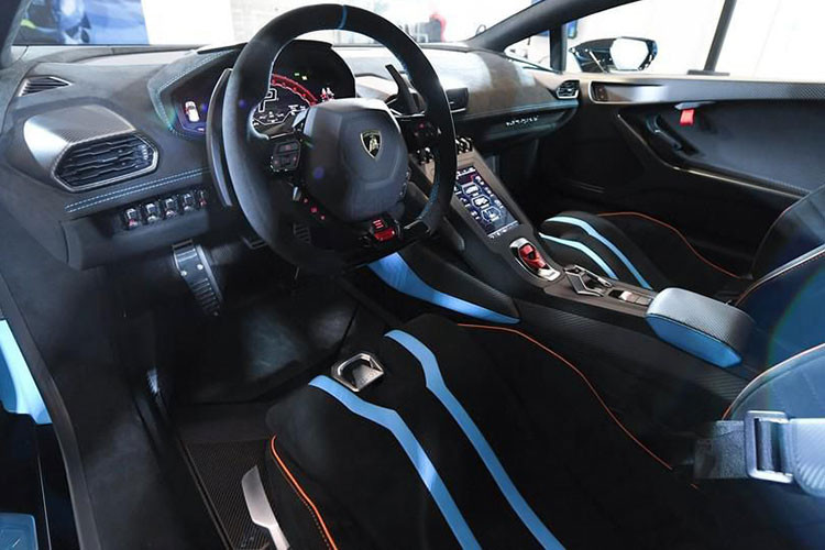 Nội thất chiếc siêu xe Lamborghini Huracan STO đầu tiên về Việt Nam được hoàn thành với ghế ngồi bọc da cao cấp cùng màu phối nổi bật... ngoài ra, các đường chỉ may của xe gân nổi đẹp mắt. Chưa hết, nội thất xe còn có hàng loạt chi tiết carbon.