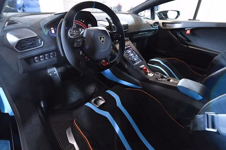 Nội thất chiếc siêu xe Lamborghini Huracan STO đầu tiên về Việt Nam được hoàn thành với ghế ngồi bọc da cao cấp cùng màu phối nổi bật... ngoài ra, các đường chỉ may của xe gân nổi đẹp mắt. Chưa hết, nội thất xe còn có hàng loạt chi tiết carbon.