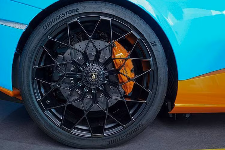 Siêu xe Lamborghini Huracan STO đầu tiên về nước mang ngoại thất màu xanh Blu Laufey cùng các điểm nhấn bao gồm logo STO, các chi tiết carbon hay điểm nhấn màu cam và trắng làm nổi bật cho ngoại hình chiếc Lamborghini Huracan STO này. 