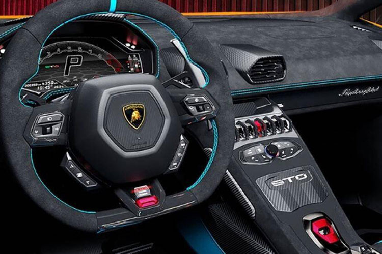 Lamborghini Huracan STO mới về nước có vô lăng hoàn toàn mới với 3 trang bị lái bao gồm STO dành cho lái xe trên đường, Trofeo tập trung vào việc cung cấp cho người lái tất cả hiệu suất bạn cần cho thời gian vòng đua nhanh chóng và Pioggia sẽ giúp chủ nhân tối ưu hóa cho hệ thống kiểm soát lực kéo, mô-men xoắn và ABS khi di chuyển dưới trời mưa.