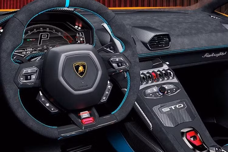 Lamborghini Huracan STO mới về nước có vô lăng hoàn toàn mới với 3 trang bị lái bao gồm STO dành cho lái xe trên đường, Trofeo tập trung vào việc cung cấp cho người lái tất cả hiệu suất bạn cần cho thời gian vòng đua nhanh chóng và Pioggia sẽ giúp chủ nhân tối ưu hóa cho hệ thống kiểm soát lực kéo, mô-men xoắn và ABS khi di chuyển dưới trời mưa.