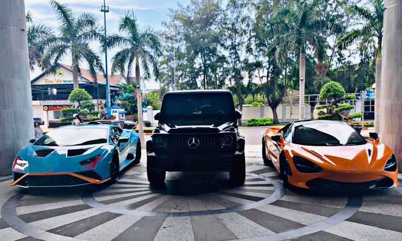 Những tin tức về chiếc siêu xe Lamborghini Huracan STO hàng hiếm đầu tiên về Việt Nam đã khiến giới mê xe trong nước vui mừng. Mới đây, những hình ảnh về chiếc Lamborghini Huracan STO đã được cho lên xe chuyên dụng nhưng không rõ được vận chuyển về đâu.