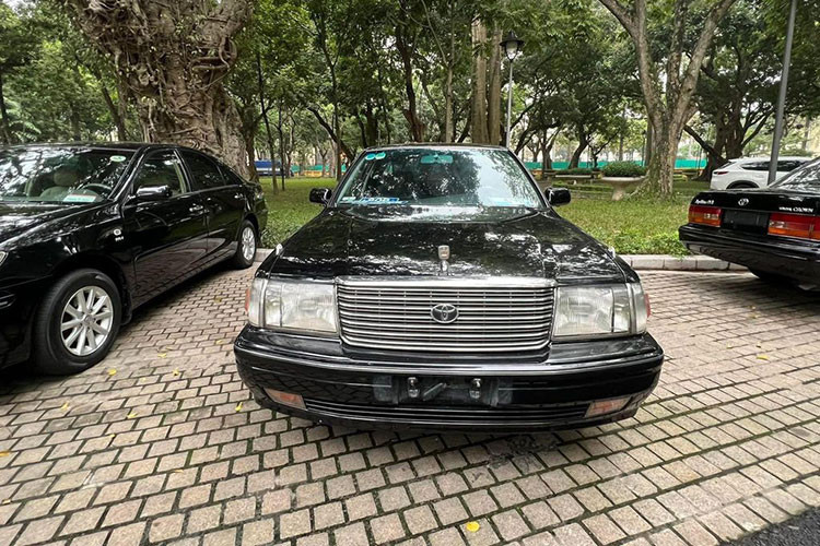 Những chiếc Toyota Crown cũ huyền thoại lấy lòng người dùng từ những giá trị mang tính lịch sử, nét đẹp uy quyền, cổ điển, nội thất rộng rãi, cảm giác lái đầm, chắc và rất bền sau nhiều năm sử dụng. Do đó mẫu xe này vẫn có “chỗ đứng” trong giới chơi xe trong nước.