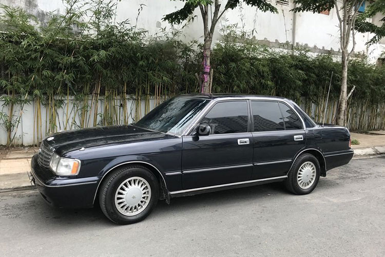 Xe Toyota Crown Bộ trưởng đời cũ có chiều dài 4.960 mm, rộng 1.695 mm, cao 1.425 mm và trục cơ sở 2.780 mm. Xe dùng động cơ 2JZ-GE 6 xi-anh, dung tích 3.0L, sản sinh công suất tối đa 220 mã lực và mô-men xoắn cực đại 295 Nm. Xe trang bị hệ dẫn động 4WD và hộp số tự động 4 cấp hoặc số sàn.