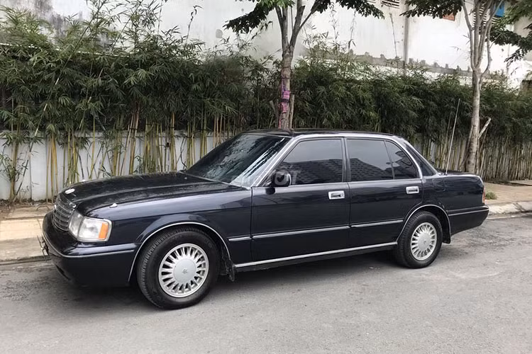 Xe Toyota Crown Bộ trưởng đời cũ có chiều dài 4.960 mm, rộng 1.695 mm, cao 1.425 mm và trục cơ sở 2.780 mm. Xe dùng động cơ 2JZ-GE 6 xi-anh, dung tích 3.0L, sản sinh công suất tối đa 220 mã lực và mô-men xoắn cực đại 295 Nm. Xe trang bị hệ dẫn động 4WD và hộp số tự động 4 cấp hoặc số sàn.