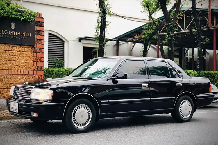 Ngoài Toyota Crown, trong buổi đấu giá còn có một chiếc Camry 2.4G đời 2002 của Văn phòng Chính phủ. Tương tự, Toyota Camry 2.4G cũng trúng giá cao gấp đôi giá xe cùng đời trên thị trường hiện nay, được 350 triệu đồng.