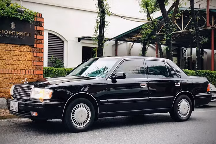 Ngoài Toyota Crown, trong buổi đấu giá còn có một chiếc Camry 2.4G đời 2002 của Văn phòng Chính phủ. Tương tự, Toyota Camry 2.4G cũng trúng giá cao gấp đôi giá xe cùng đời trên thị trường hiện nay, được 350 triệu đồng.