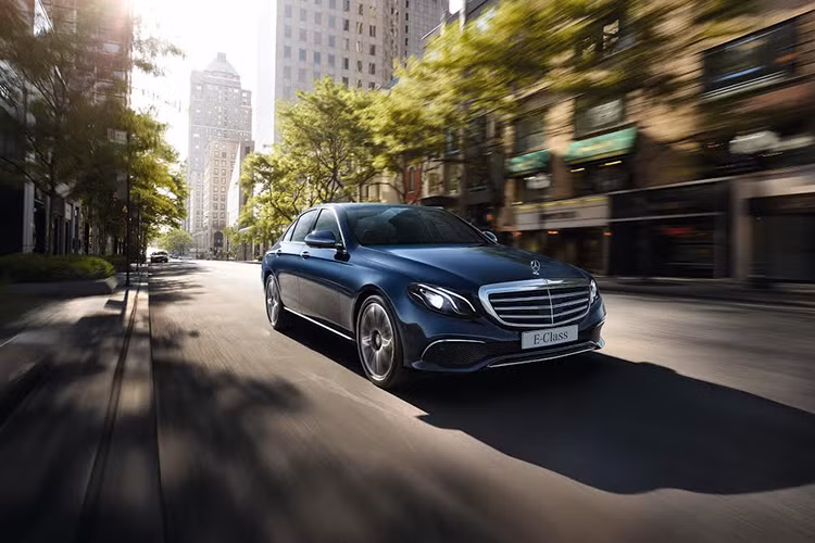 Đặc biệt, E-Class thế hệ mới sở hữu hệ thống đèn viền nội thất hiện đại nhất, đẹp nhất với 64 màu sắc khác nhau. Dự kiến những chiếc E-Class (W213) đầu tiên sẽ được bàn giao đến tay khách hàng trong tháng 11/2016. Mức giá và trang bị chi tiết của E-Class thế hệ mới sẽ được công bố tại lễ ra mắt sản phẩm vào tháng 10 tại Hà Nội.