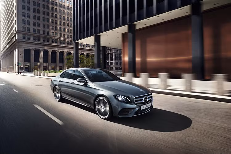 Ngay khi vừa ra mắt, E-Class thế hệ mới đã đạt giải thưởng thiết kế nội thất danh giá "Automotive Interiors Expo Awards 2016". Dựa trên ngôn ngữ Sensual Purity trứ danh, khoang nội thất của E-Class hướng đến một không gian mở từ việc bố trí thông minh các cụm điều khiển và tạo nên sự tinh tế ở từng chi tiết nhờ các vật liệu cao cấp.