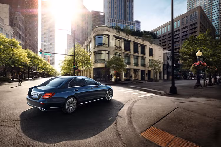 Qua 20 năm với hơn 6.500 xe đến tay khách hàng, E-Class là mẫu sedan hạng sang cỡ trung thành công nhất tại Việt Nam. Năm 2015, E-Class vẫn là chiếc xe sang cỡ trung được ưa chuộng nhất với doanh số bán hơn 700 xe và thị phần phân khúc hơn 60%.