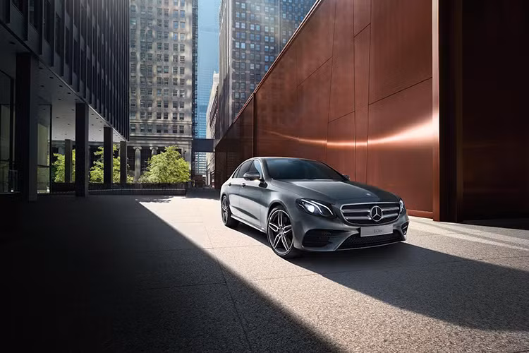  Mercedes-Benz E-Class luôn là mẫu xe đóng vai trò quan trọng với MBV - đây cũng là mẫu xe đầu tiên được Mercedes-Benz lắp ráp tại Việt Nam vào năm 1996 và cũng là mẫu xe vinh dự sở hữu phiên bản kỷ niệm 20 năm - E 250 AMG Edition 20.