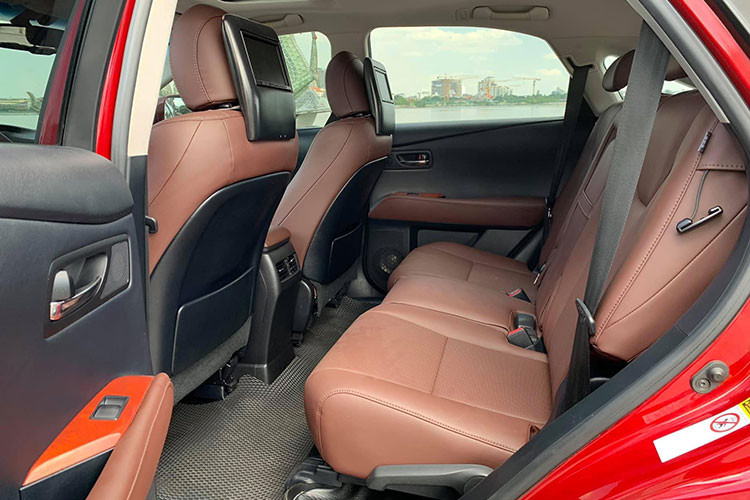 Trang bị an toàn trên Lexus RX350 với 10 túi khí an toàn, hệ thống an toàn dự báo va đập PCS, kiểm soát hành trình ACC, cân bằng điện tử… 