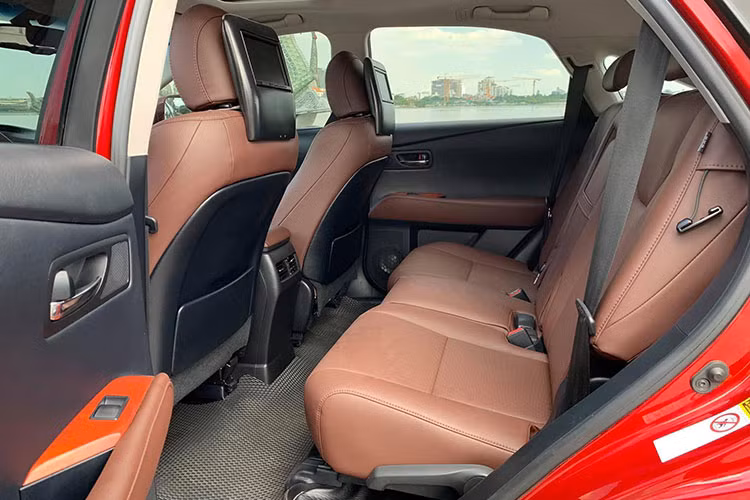 Trang bị an toàn trên Lexus RX350 với 10 túi khí an toàn, hệ thống an toàn dự báo va đập PCS, kiểm soát hành trình ACC, cân bằng điện tử… 