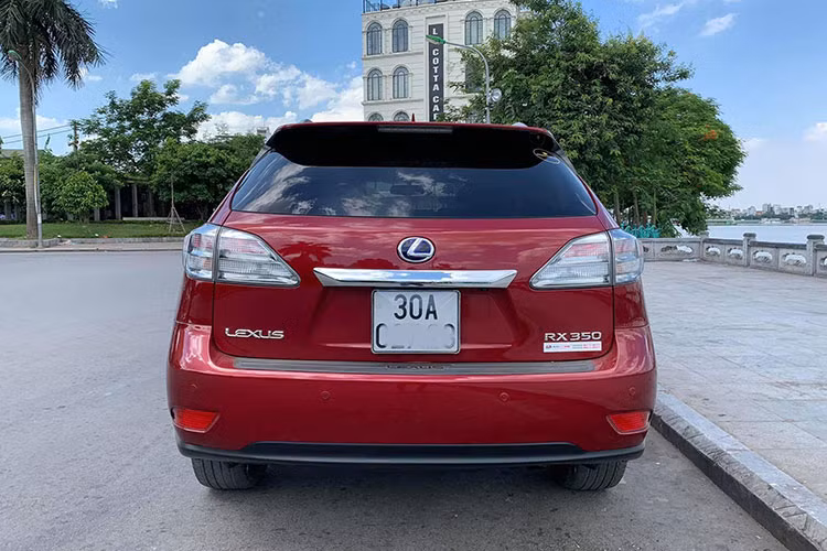 Tuy nhiên trên phiên bản này, nhờ bộ bodykit lên form 2015, nó đã thay đổi rõ rệt, từ hệ thống đèn pha chiếu sáng độ led hiện đại, bộ lưới tản nhiệt cỡ lớn cùng nhiều tấm ốp trước sau... cũng đã được chủ nhân lên đời.