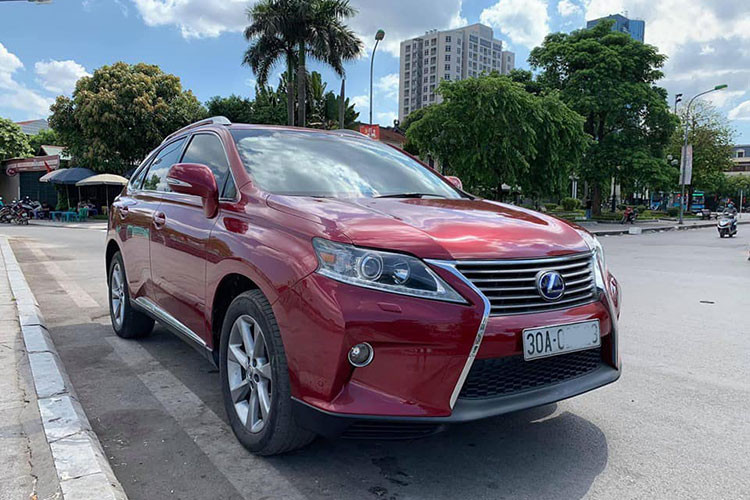 Hiện nay trên thị trường xe cũ, mẫu xe sang Lexus RX350 cũ đời 2009 nhập Mỹ vẫn được các showroom tư nhân rao bán với giá hơn 1 tỷ đồng (tùy vào mức độ sử dụng, số quãng đường di chuyển).
