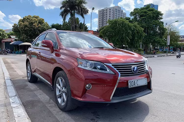 Hiện nay trên thị trường xe cũ, mẫu xe sang Lexus RX350 cũ đời 2009 nhập Mỹ vẫn được các showroom tư nhân rao bán với giá hơn 1 tỷ đồng (tùy vào mức độ sử dụng, số quãng đường di chuyển).