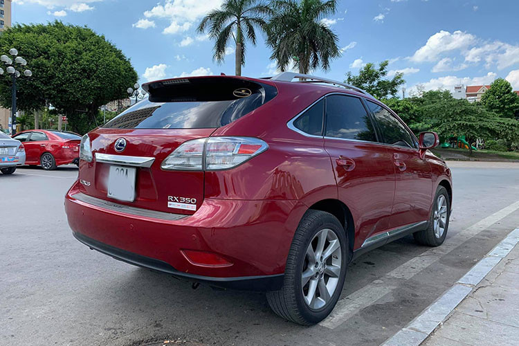 Giá xe Lexus RX350 đời 2009 trong bài viết này được chủ nhân tại Hà Nội chào bán với giá 1,5 tỷ đồng. So với mặt bằng chung trên thị trường ôtô cũ hiện nay, chiếc xe này được xem là hợp lý bởi nếu mua nguyên bản nó cũng có mức giá không hề rẻ, thậm chí còn cao hơn nếu xe nguyên bản và chạy ít. 