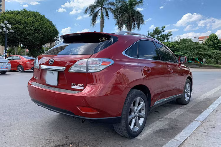 Giá xe Lexus RX350 đời 2009 trong bài viết này được chủ nhân tại Hà Nội chào bán với giá 1,5 tỷ đồng. So với mặt bằng chung trên thị trường ôtô cũ hiện nay, chiếc xe này được xem là hợp lý bởi nếu mua nguyên bản nó cũng có mức giá không hề rẻ, thậm chí còn cao hơn nếu xe nguyên bản và chạy ít. 