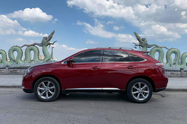 So với giá bán của phiên bản đời mới nhất hiện nay (RX350 mới chỉ hơn 3,8 tỷ đồng - chưa lăn bánh), mức giá này được xem là khá “chát”. Tuy nhiên chiếc xe Lexus RX350 đời 2009 lại hoàn toàn khác, nó đã được chủ nhân độ lên bản 2015 khiến ít người nhận ra nếu chỉ nhìn lướt qua.