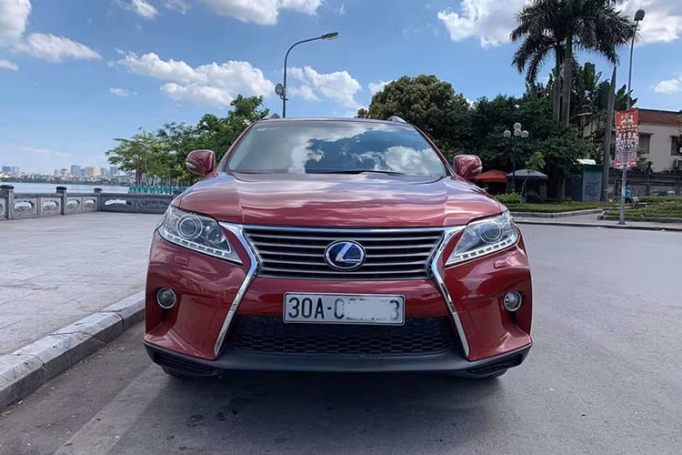 Về kích thước, Lexus RX350 2009 sở hữu chiều dài, rộng, cao lần lượt là: 4.770 x 1.885 x 1.695 (mm). So với thế hệ trước, chiều dài và rộng tăng 30mm, độ cao lại được hạ thấp 40mm, trục cơ sở 2.740mm cũng thêm 25mm, khoảng cách trục trước và sau lần lượt tăng 55mm và 65mm.