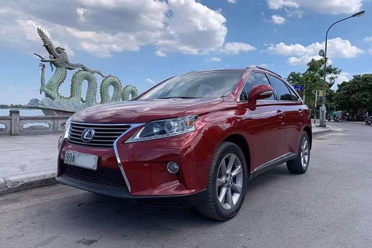 Dù được định giá bán khá cao, nhưng theo nhiều chuyên gia cho hay - Lexus RX vẫn là dòng xe được nhiều khách hàng cao cấp tại Việt Nam ưa chuộng bởi được nhập khẩu trực tiếp từ Nhật Bản hoặc Mỹ, tính thanh khoảng cao và khả năng hoạt động bền bỉ dù trải qua một thời gian dài.