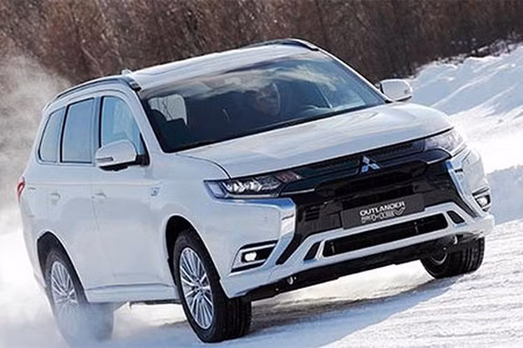 Mitsubishi đã lắp bộ pin lithium-ion có công suất 13,8 kWh so với pin có công suất 12 kWh trên phiên bản cũ, dung lượng pin đã tăng 10%... Với những thay đổi này xe sẽ có phạm vi hoạt động thêm 22 miles (35km). Để nâng cao hơn nữa khả năng đi địa hình, xe còn được trang bị hệ thống chạy đường tuyết bằng cách gia tăng thêm sức kéo và chế độ chạy thể thao.