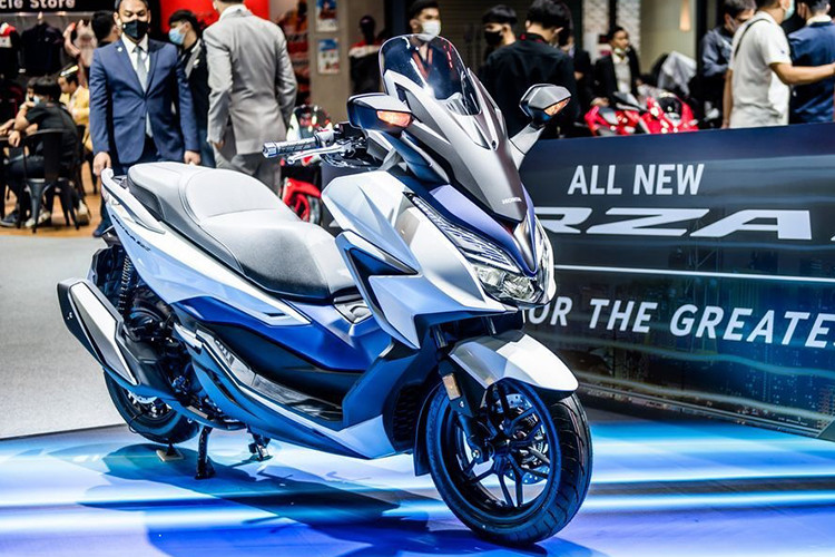 Về ngoại hình, tổng thể xe Honda Forza 350 hầu như không có mấy khác biệt so với Forza 300, tuy nhiên nếu nhìn kỹ có thể thấy Honda Forza 350 có chắn bùn hoàn toàn mới, một số đường nét thiết kế trên dàn áo của xe cũng gọn gàng, sắc sảo hơn, giúp xe bệ vệ hơn so với phiên bản cũ.