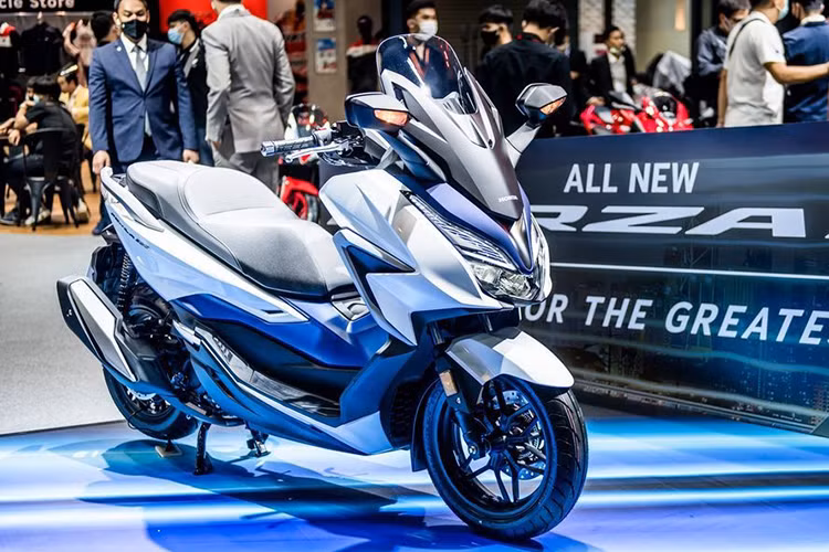 Về ngoại hình, tổng thể xe Honda Forza 350 hầu như không có mấy khác biệt so với Forza 300, tuy nhiên nếu nhìn kỹ có thể thấy Honda Forza 350 có chắn bùn hoàn toàn mới, một số đường nét thiết kế trên dàn áo của xe cũng gọn gàng, sắc sảo hơn, giúp xe bệ vệ hơn so với phiên bản cũ.