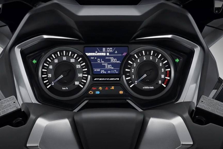 Các điểm mới khác trên Honda Forza 350 có thể kể đến kính chắn gió điều khiển điện, cốp xe dưới yên rộng rãi, hệ thống khóa thông minh Smart Key, hộc để chai nước hay cổng sạc USB. Một trang bị mới nữa trên Honda Forza 350 chính là hệ thống đèn dừng khẩn cấp ESS.