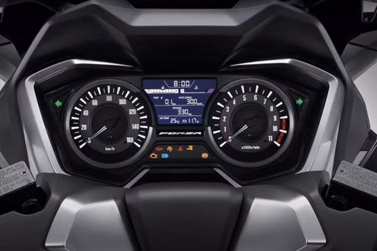 Các điểm mới khác trên Honda Forza 350 có thể kể đến kính chắn gió điều khiển điện, cốp xe dưới yên rộng rãi, hệ thống khóa thông minh Smart Key, hộc để chai nước hay cổng sạc USB. Một trang bị mới nữa trên Honda Forza 350 chính là hệ thống đèn dừng khẩn cấp ESS.