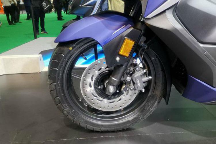 Bên cạnh đó, mẫu xe ga phân khối lớn Honda còn có bảng đồng hồ analog kết hợp màn hình kỹ thuật số, trong đó hai đồng hồ analog hiển thị vòng tua máy và tốc độ, mặt khác màn hình kỹ thuật số hiển thị các thông tin như hành trình, lượng xăng, nhiệt độ máy và nhiều tính năng khác.