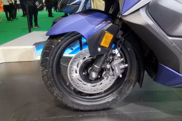 Bên cạnh đó, mẫu xe ga phân khối lớn Honda còn có bảng đồng hồ analog kết hợp màn hình kỹ thuật số, trong đó hai đồng hồ analog hiển thị vòng tua máy và tốc độ, mặt khác màn hình kỹ thuật số hiển thị các thông tin như hành trình, lượng xăng, nhiệt độ máy và nhiều tính năng khác.