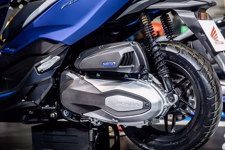 Honda Forza 350 được trang bị hệ thống phanh ABS 2 kênh và hệ thống điều khiển mômen xoắn, kích thước tổng thể ngoại trừ chiều cao xe giảm từ 1.471 mm xuống 1.462 mm trong khi khoảng sáng gầm xe tăng từ 144 mm lên 147 mm. Trọng lượng của xe cũng tăng từ 183 kg lên 185 kg so với "đàn anh" Foza 300.