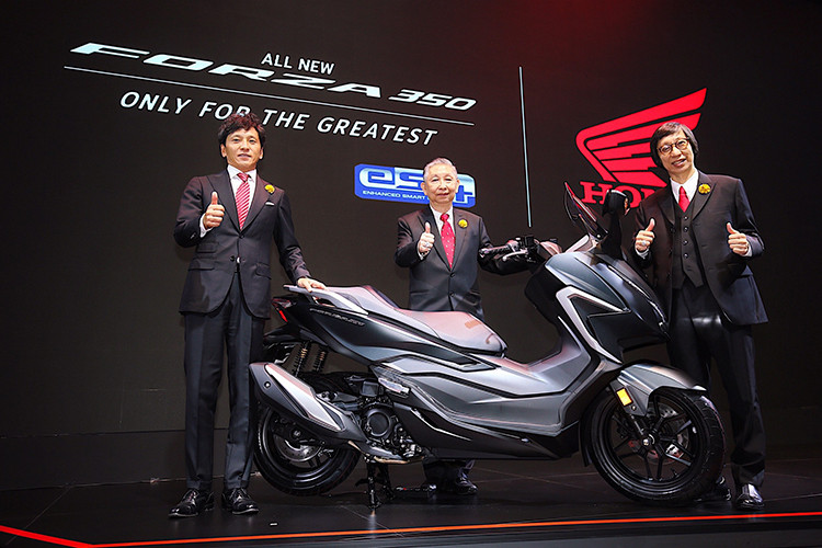 Chỉ ít ngày sau khi thông tin Forza 350 xuất hiện, Honda đã chính thức ra mắt mẫu xe ga phân khối lớn này cho thị trường Thái Lan. Được biết, Honda Forza 350 2020 mới là phiên bản nâng cấp nhẹ của Forza 300 hiện tại với một số thay đổi nhỏ về thiết kế cũng như trang bị động cơ.