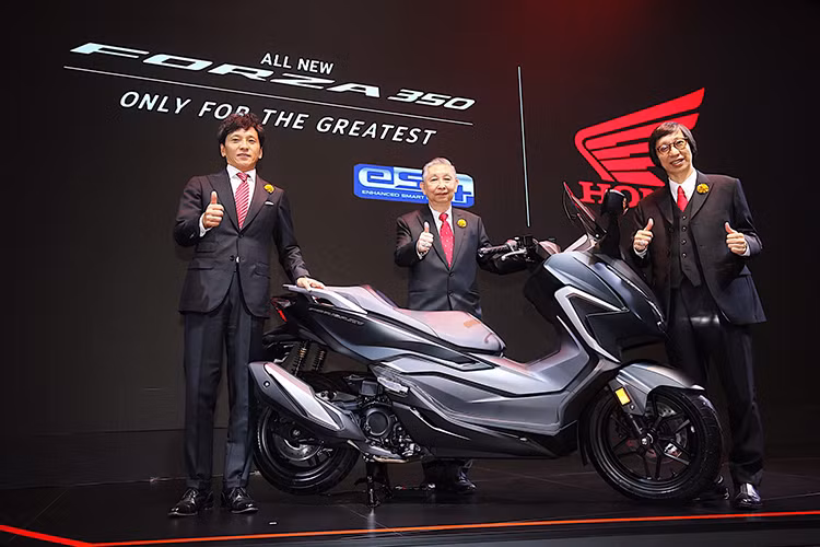 Chỉ ít ngày sau khi thông tin Forza 350 xuất hiện, Honda đã chính thức ra mắt mẫu xe ga phân khối lớn này cho thị trường Thái Lan. Được biết, Honda Forza 350 2020 mới là phiên bản nâng cấp nhẹ của Forza 300 hiện tại với một số thay đổi nhỏ về thiết kế cũng như trang bị động cơ.