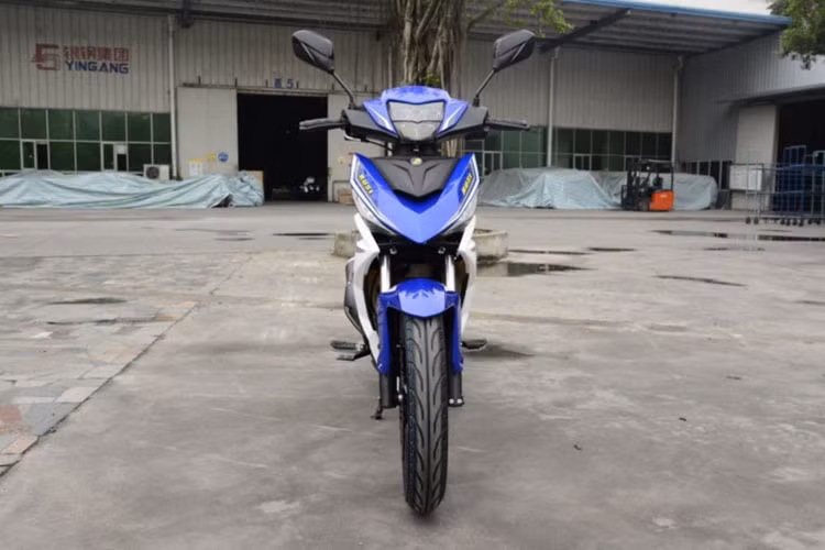 Thế nhưng, hãng sản xuất xe máy Trung Quốc lại lựa chọn một lối mòn khá "dở" khi copy thiết kế của cả 2 đối thủ để đưa vào dàn thân vỏ trên chiếc xe của mình. Rusi Flash 150 sở hữu loạt trang bị hợp thời như bộ phanh an toàn ABS và đèn full LED.