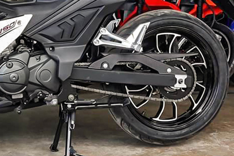 Ngoài ra, Flash 150 còn sở hữu các trang bị cơ bản như giảm xóc ống lồng trước, giảm xóc sau dạng monoshock, phanh đĩa sau, đồng hồ kỹ thuật số thiết kế khá xấu kết hợp dạng analog.