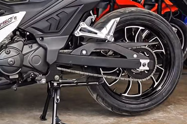 Ngoài ra, Flash 150 còn sở hữu các trang bị cơ bản như giảm xóc ống lồng trước, giảm xóc sau dạng monoshock, phanh đĩa sau, đồng hồ kỹ thuật số thiết kế khá xấu kết hợp dạng analog.