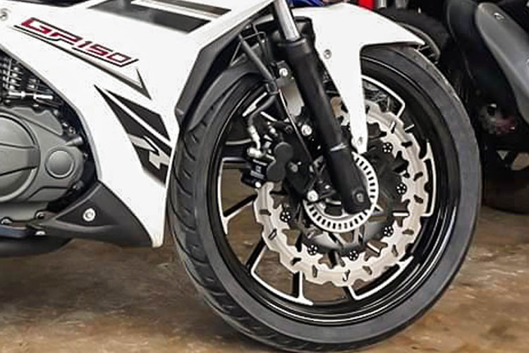 Ở sức mạnh, Rusi Flash 150 2021 được trang bị động cơ dung tích 149,2 cc cho công suất 10,4 mã lực tại 7.000 vòng tua/phút với mô-men xoắn 11,5 Nm tại 5.500 vòng tua/phút cùng hộp số côn tay 5 cấp, tốc độ tối đa khoảng 100km/h.