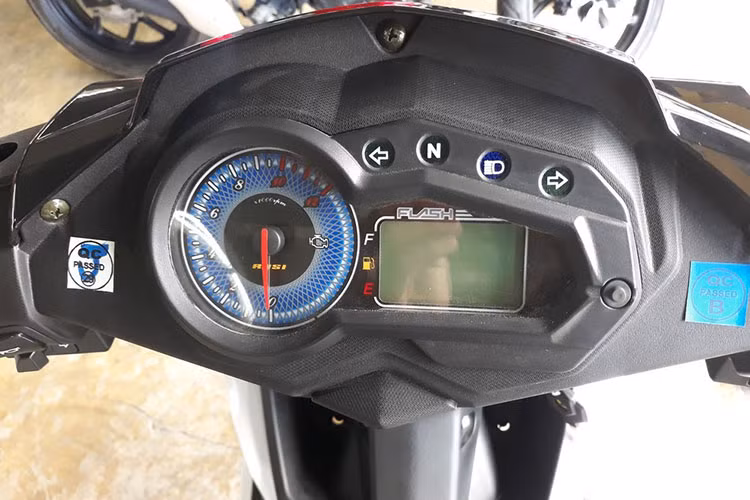 Thông số xe cho kích thước dài x rộng x cao lần lượt là 1.960 x 690 x 1.110 (mm), chiều cao yên 780 mm, khoảng sáng gầm hợp lý 180 mm và cân nặng hấp dẫn chỉ 113 kg.