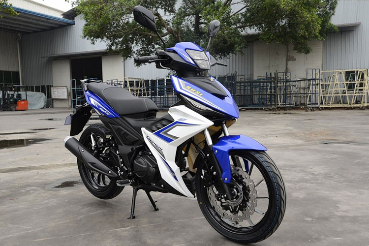 Mới đây, một mẫu xe côn tay hoàn toàn mới nhưng sở hữu dáng vẻ hết sức quen mắt vừa được ra mắt tại thị trường nước bạn Philippines. Theo đó, mẫu xe côn tay mới mang tên Rusi Flash 150 2021 mới sở hữu cả ABS, vành đúc hiếu chiến cùng dáng vẻ quen thuộc.