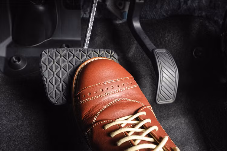 Mức tiết kiệm được tính toán khoảng 90 cent mỗi gallon. Thói quen giữ chân trên bàn đạp phanh sẽ khiến phanh nhanh mòn, đồng thời tăng mức tiêu hao nhiên liệu xe ôtô thêm 35%.