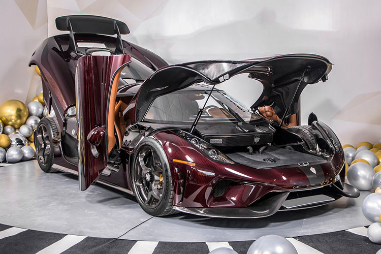 Theo chia sẻ từ vợ của Hoàng Kim Khánh, siêu phẩm Koenigsegg Regera được mang về Campuchia để đăng ký biển số mang tên chồng rồi mới đi đường bộ sang Việt Nam, mức giá xe Koenigsegg Regera mà vợ vị đại gia này công bố là gần 200 tỷ đồng. Trong khi đó, Koenigsegg Regera tiêu chuẩn ở nước ngoài bán ra từ 1,9 triệu đô la (tương đương 43 tỷ đồng).