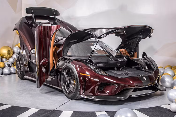 Theo chia sẻ từ vợ của Hoàng Kim Khánh, siêu phẩm Koenigsegg Regera được mang về Campuchia để đăng ký biển số mang tên chồng rồi mới đi đường bộ sang Việt Nam, mức giá xe Koenigsegg Regera mà vợ vị đại gia này công bố là gần 200 tỷ đồng. Trong khi đó, Koenigsegg Regera tiêu chuẩn ở nước ngoài bán ra từ 1,9 triệu đô la (tương đương 43 tỷ đồng).