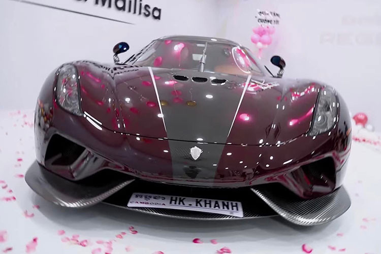 Việc sở hữu xe Koenigsegg Regera của Hoàng Kim Khánh cũng giúp đại gia quê Hải Dương là 1 trong 80 chủ xe Koenigsegg Regera trên toàn thế giới. Ngoài ra, chiếc xe Koenigsegg Regera của Hoàng Kim Khánh còn sở hữu tùy chọn màu đỏ carbon rất đắt đỏ. 