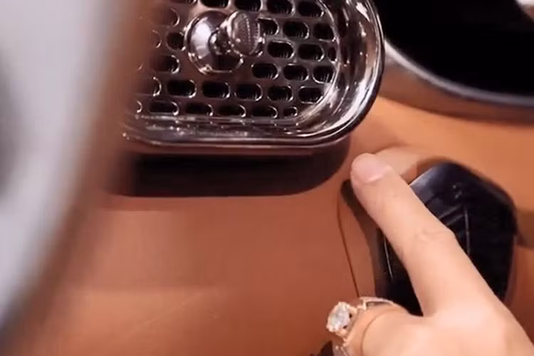 Ở phía sau vô lăng xe là màn hình cỡ lớn, được phân ra làm ba phần. Phía bên trái là phần cho hệ thống thông tin giải trí. Ở chính giữa là đồng hồ tích hợp báo tốc độ, vòng tua máy và mức điện năng sử dụng... Cuối cùng là khu vực hiển thị các thông tin khác của xe. Với việc không sử dụng hộp số truyền thống, hai lẫy chuyển số sau vô lăng trên Regera có nhiệm vụ chuyển đổi sang số tiến và số lùi.