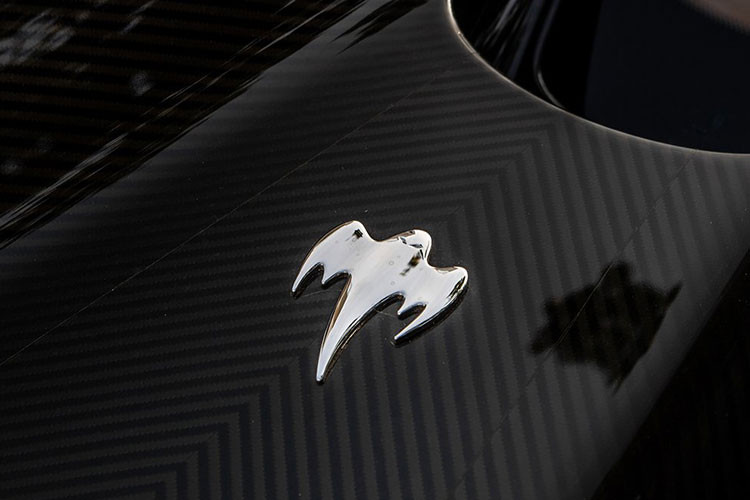 Chiếc Koenigsegg Regera hàng hiếm mạnh và đắt nhất Việt Nam tính đến thời điểm này được trang bị động cơ máy xăng V8, Biturbo, dung tích 5.0 lít và 3 mô-tơ điện sản sinh ra công suất tổng cộng 1.500 mã lực và mô-men xoắn cực đại 2.000 Nm.