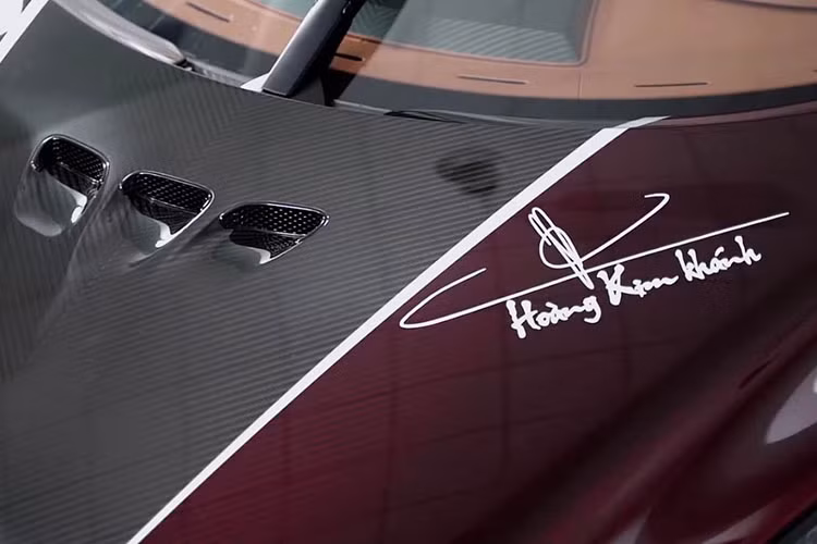 Không ít dân chơi siêu xe phải "choáng" về độ chịu chơi của Hoàng Kim Khánh khi dám đặt mua siêu phẩm Koenigsegg Regera về Việt Nam. Hành trình mua xe Koenigsegg Regera bắt đầu bằng việc nhờ người bạn thân bên Mỹ sang đại lý Koenigsegg Chicago để đặt mua và vận chuyển xe về Campuchia. Siêu xe này mất gần 3 tháng để hoàn thành các thủ tục ra biển số mang tên viết tắt của Hoàng Kim Khánh.